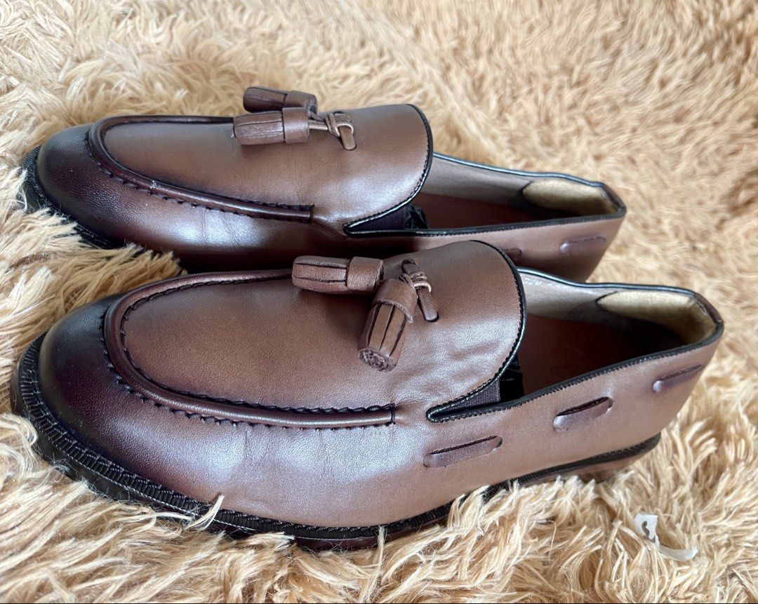 Brown Leather Tassel Loafers (Category: Dress Shoes) located in Quezon City. Submitted by donnieg-227 (Listing ID 1464274839, Image 3). Description: - Classic brown leather loafers - Features elegant tassels - Easy slip-on style - Smooth leather with a subtle sheen - Distinct darker toe cap for added style - Perfect for dressing up or down - Comfortable for everyday use.