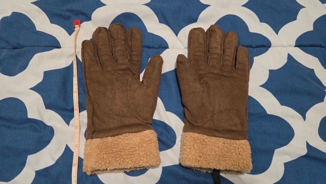 Brown Suede Sherpa Lined Winter Gloves (Category: Gloves) located in Las Pinas. Submitted by insouciant_worrier (Listing ID 1464323317, Image 1). Description: - Warm winter gloves - Brown suede exterior - Cozy sherpa fleece lining for extra warmth - Perfect for cold weather and everyday wear - One size fits most.