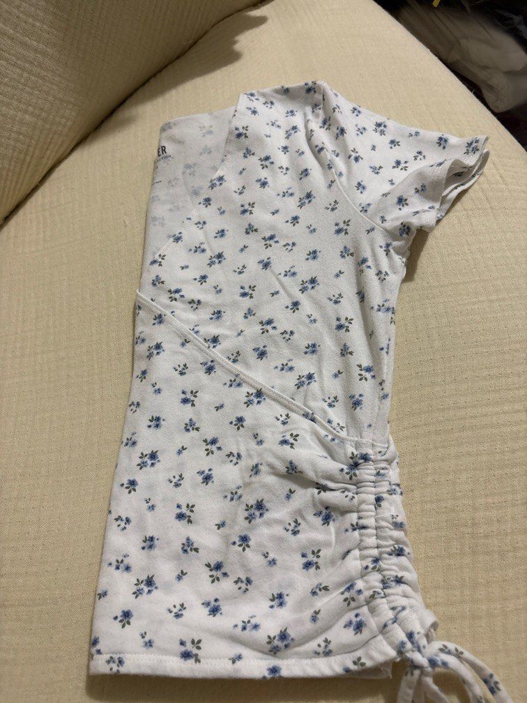Bundle /Adjustable tops printed colors fit to small and med frame (Category: Blouses) located in Makati City. Submitted by january05 (Listing ID 1464180385, Image 3). Description: bundle printed tops.