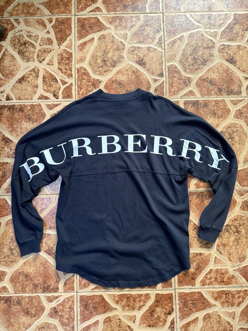 Burberry Big Script Logo Sweatshirt Navy Blue “Authentic” (Category: Coats, Jackets and Outerwear) located in Cavite. Submitted by stolengoods116 (Listing ID 1464237350, Image 3). Description: - Navy blue Burberry Sweatshirt - Features iconic Burberry logo across the back - Additional smaller logo details on sleeves - Relaxed fit for comfortable, casual styling - Versatile piece for everyday wear - Size Medium W22.5 x L29 - Unisex.