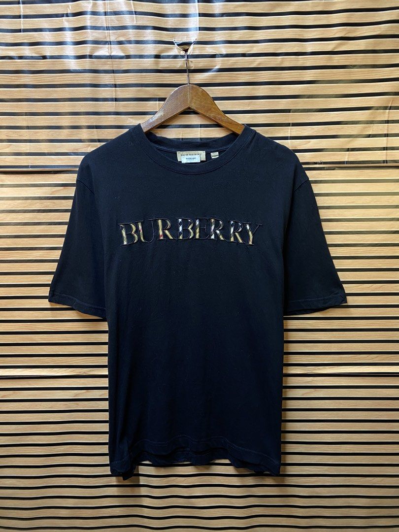 BURBERRY “DOUBLE TAG” TEE (Category: Tshirts & Polo Shirts ) located in Makati City. Submitted by drip.poww (Listing ID 1464233869, Image 1). Description: - Authentic Burberry - Color: Black - Size: XL - Dimes: 24x26 - Authentic - Excellent condition - Need wash, fresh from bale - Material: 100% Cotton Please don’t expect too much—these are thrifted (ukay) items. 😊 !!STILL NEGOTIABLE!!.