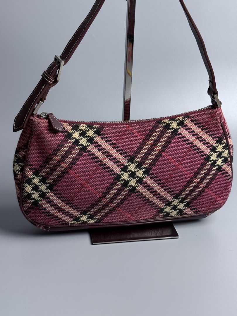 Burberry Plaid Knit Shoulder Bag (Category: Shoulder Bags) located in San Pablo. Submitted by zzz.archvs (Listing ID 1464257396, Image 2). Description: Still in excellent condition Honest flaw are just corners rubs Needs cleaning Zippers still intact.