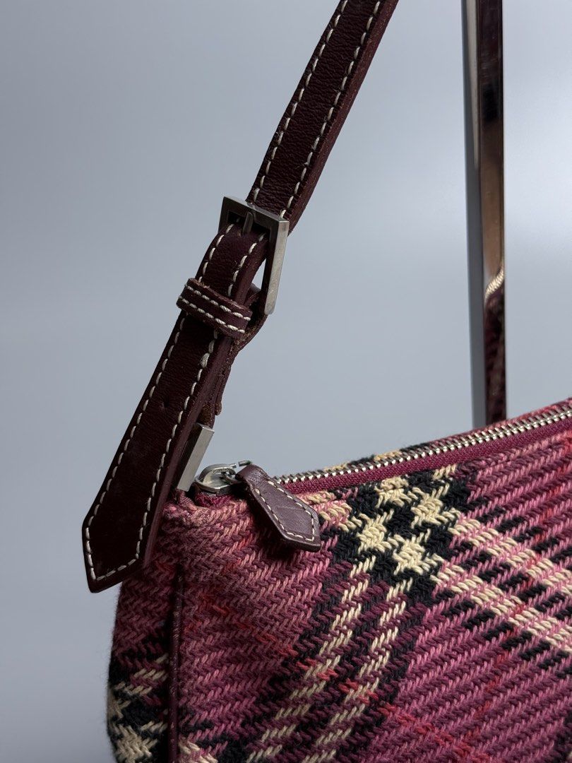 Burberry Plaid Knit Shoulder Bag (Category: Shoulder Bags) located in San Pablo. Submitted by zzz.archvs (Listing ID 1464257396, Image 3). Description: Still in excellent condition Honest flaw are just corners rubs Needs cleaning Zippers still intact.