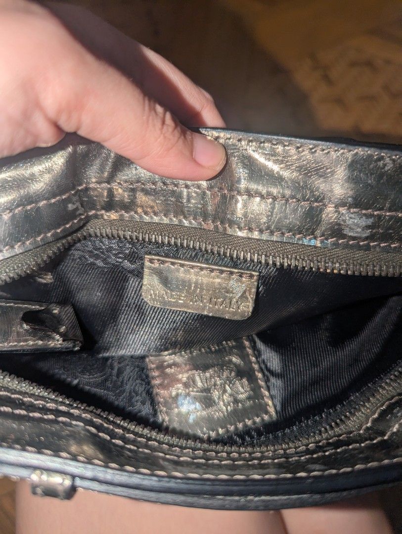 Burberry pouch/wallet (Category: Luxury Bags & Wallets) located in Mabalacat. Submitted by samberr1827 (Listing ID 1464296798, Image 3). Description: .