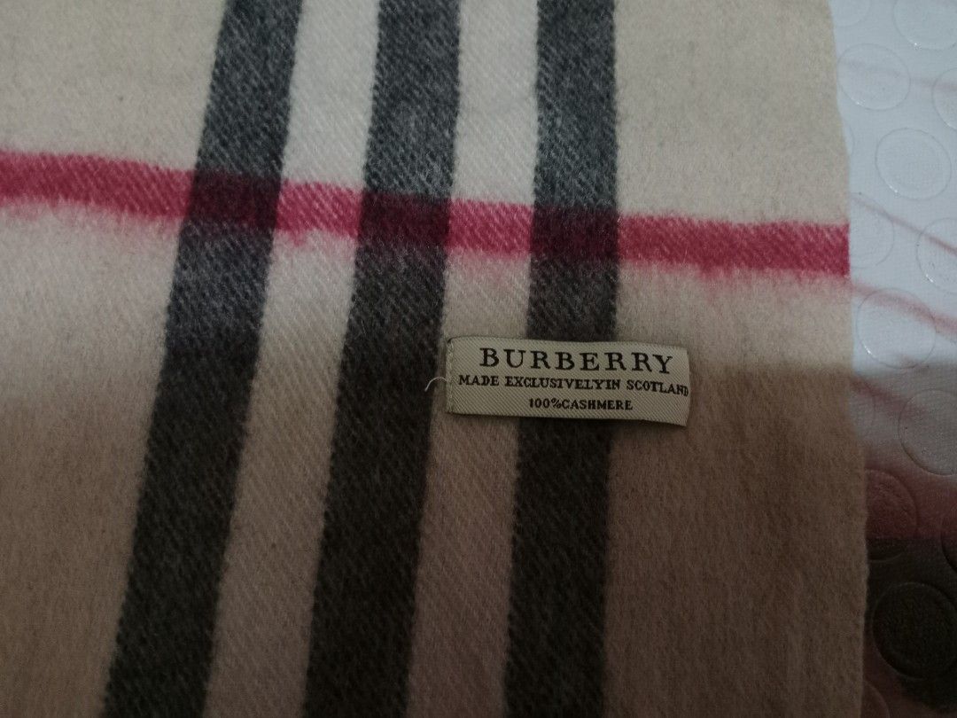 BURBERRY SCARFS (Category: Luxury Accessories) located in Roxas, Palawan. Submitted by cabreramed14075 (Listing ID 1464139917, Image 3). Description: BURBERRY SCARFS EXCELLENT CONDITION NO ISSUE COLOR RATE:9.8/10 ADD SHIPPING FEE LOCATION PALAWAN.