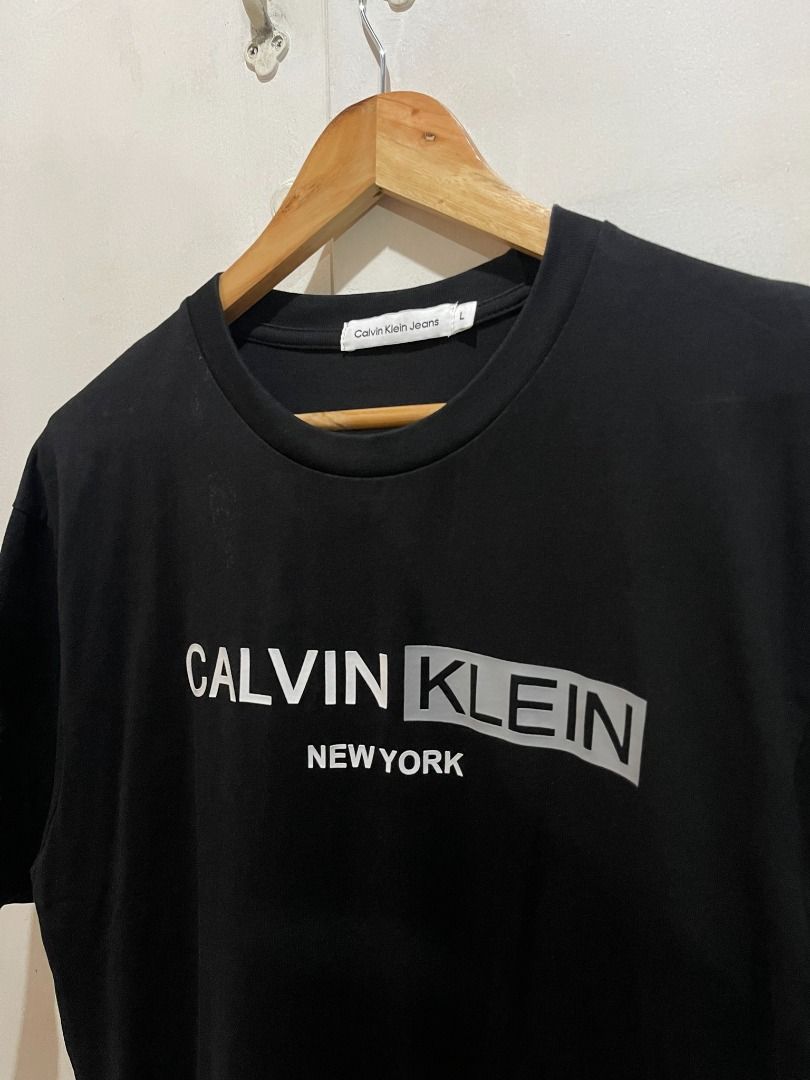 CALVIN KLEIN 'LOGO SCRIPT' SHIRT (Category: Tshirts & Polo Shirts ) located in Manila. Submitted by ako.si.lemmor (Listing ID 1462318835, Image 2). Description: This item is off/legit since thrifted, manage your expectation. Dimes: 21X27 (L) Color rate: 9.5/10 Issue: Sticker stain Shipping at your own cost or pickup Mandaluyong..