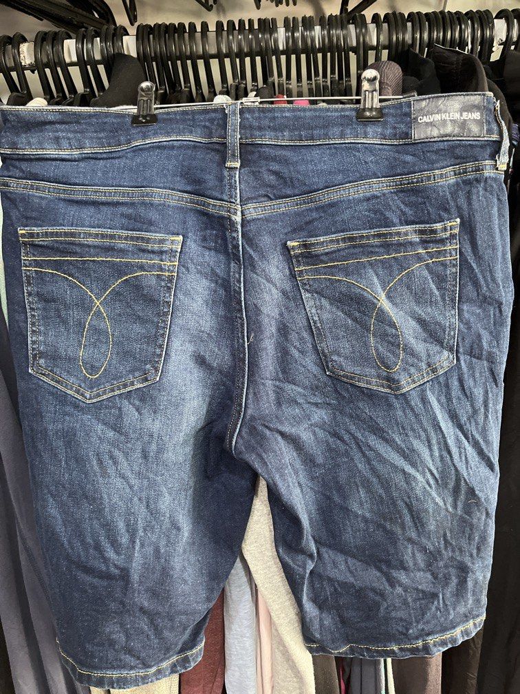 Calvin Klein men’s short (Category: Shorts) located in Angat. Submitted by preloved88.u (Listing ID 1464181649, Image 2). Description: Waist-32” Length 18”.