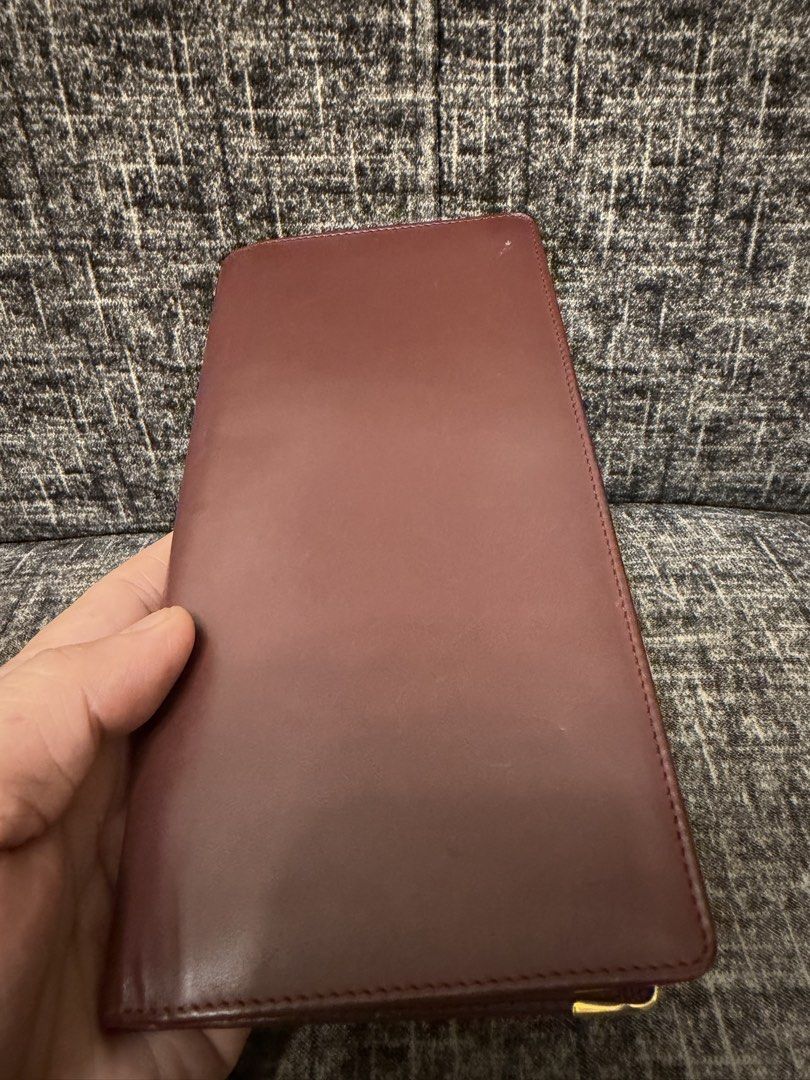 CARTIER LONG WALLET (Category: Wallets & Card holders) located in Manila. Submitted by jaylo06 (Listing ID 1464205911, Image 2). Description: Like new condition from japan bigay ng tita ko kaso i have lucky wallet eh hehe gold pa ung hardwares naka cartier sa puller and coded made in france 10 cards slot avail and may lalagayan ng coins and bills sa may gusto pm lang po thanks.