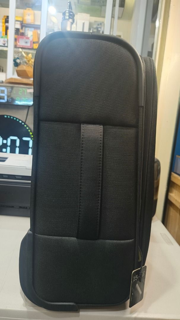 Case Logic CL-PTU218 18" black suitcase (Category: Luxury Bags & Wallets) located in Paranaque City. Submitted by urbangiz_amb (Listing ID 1463970210, Image 3). Description: Product description Professional functionality and relaxed style for frequent travel Can be taken on board the plane as hand luggage Spacious 25L clothing compartment with securing straps Color: black Material: nylon External dimensions: 33.0 x 21.0 x 42.0 cm Internal dimensi