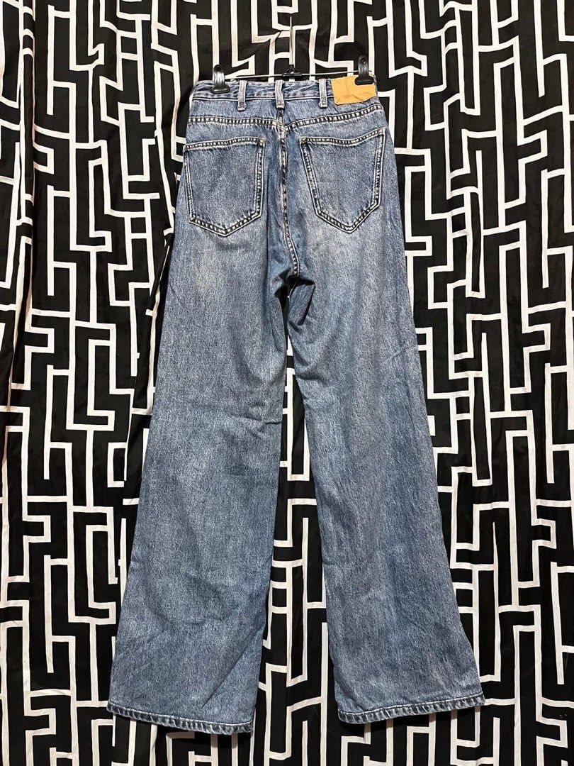 Celine BaggyJeans (Category: Activewear) located in Manila. Submitted by bibiies2.0xghettothrift (Listing ID 1464164408, Image 1). Description: Celine BaggyJeans Details W26 L42 ₱750 Loc.Baclaran Paranaque.