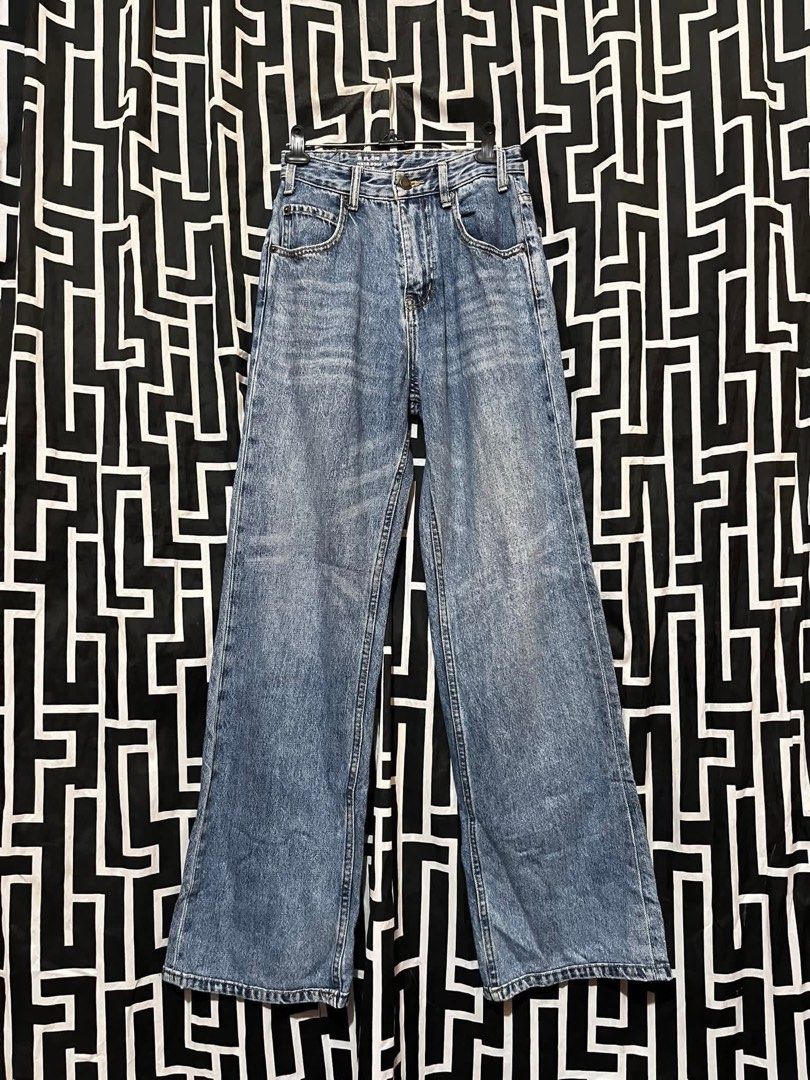 Celine BaggyJeans (Category: Activewear) located in Manila. Submitted by bibiies2.0xghettothrift (Listing ID 1464164408, Image 2). Description: Celine BaggyJeans Details W26 L42 ₱750 Loc.Baclaran Paranaque.