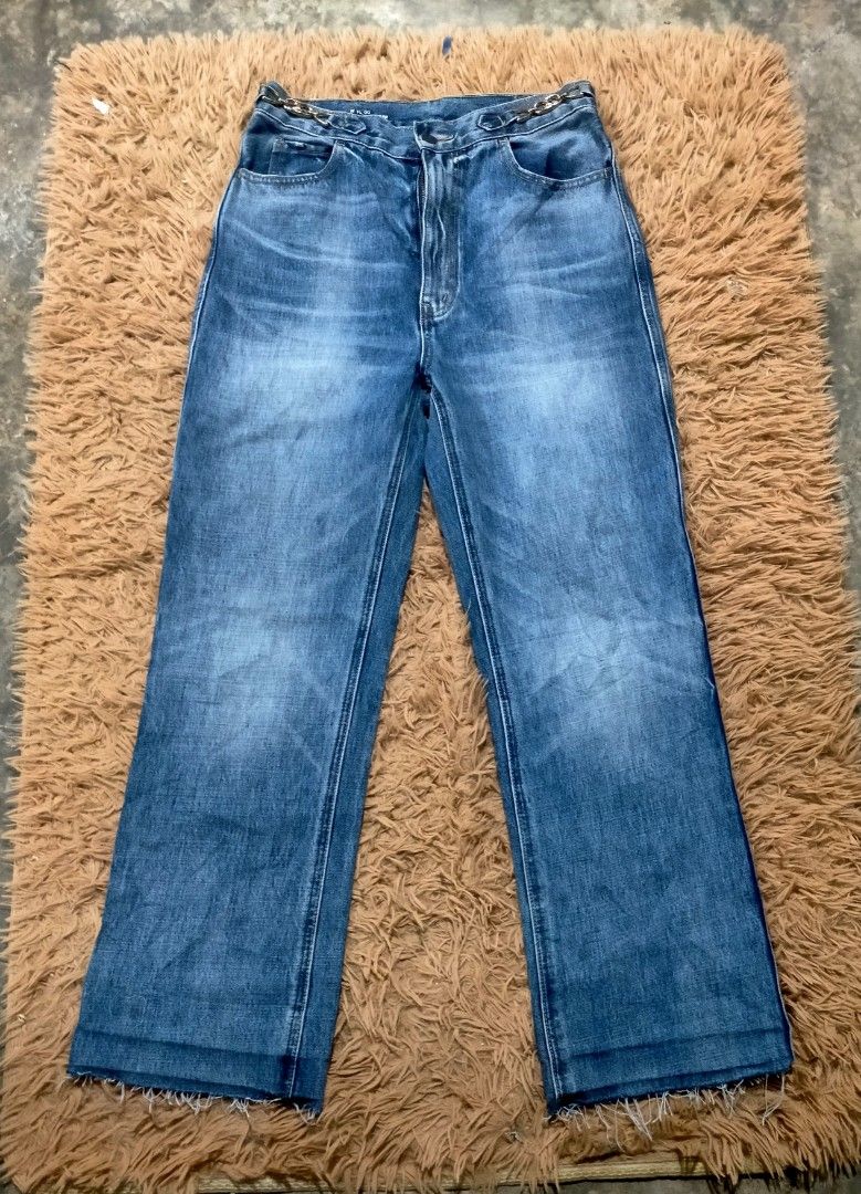 CELINE MAILLON TRIOMPHE CHAIN Pants (Category: Luxury Apparel) located in Santo Tomas. Submitted by kyso_thrift (Listing ID 1464242987, Image 1). Description: .
