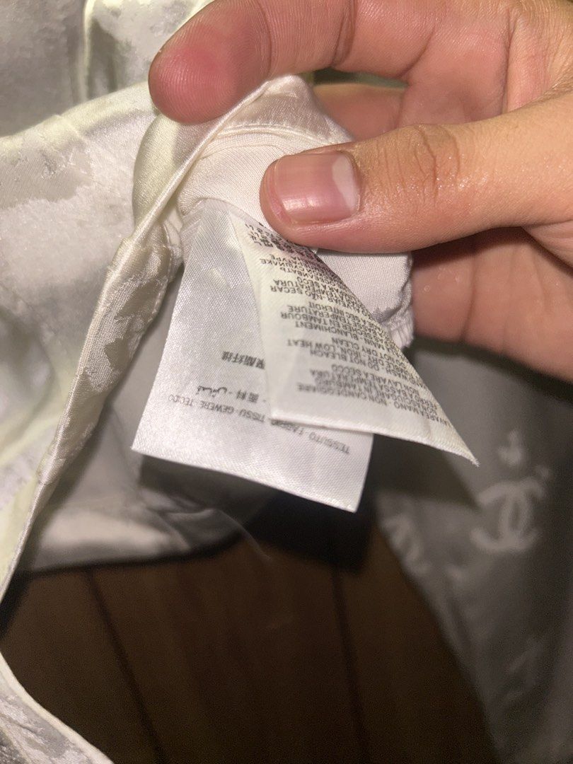 Chanel (Category: Longsleeves) located in Manila. Submitted by zerowasteco. (Listing ID 1464323539, Image 3). Description: -Excellent Condition -Dimes:L16xW18 -No issue Dm for more info!.