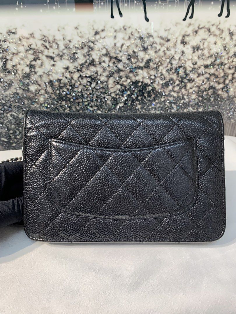 Chanel WOC （分類：手袋及銀包）位於 Hong Kong。 由 jluxhk 提交（商品編號 1464185523，圖片 3）。簡介： 尺寸/ Size ：19x13x4cm 配件 / Accessories：dustbag, certificate, sticker 新舊程度（因人而異） / New：95% 刻或編碼年份/Stamp or Code：(24) 本店商品編號：260925 0003 人手量度有可能存在1-2cm誤差，以實物為準 📦 Worldwide Delivery 💳 Secure Credit Card Payment 觀塘店： 駱駝漆三期11樓U1 Mon - Sun 12:00-19:00 Jluxhk持香港有效商業登記、正貨商標 IG: Jluxhk Carousell商戶：Jluxhk 網站: www.jluxhk.com Payment method: FPS/Visa/Master/alipayhk **支持香港7間銀行信用卡分期** 6/
