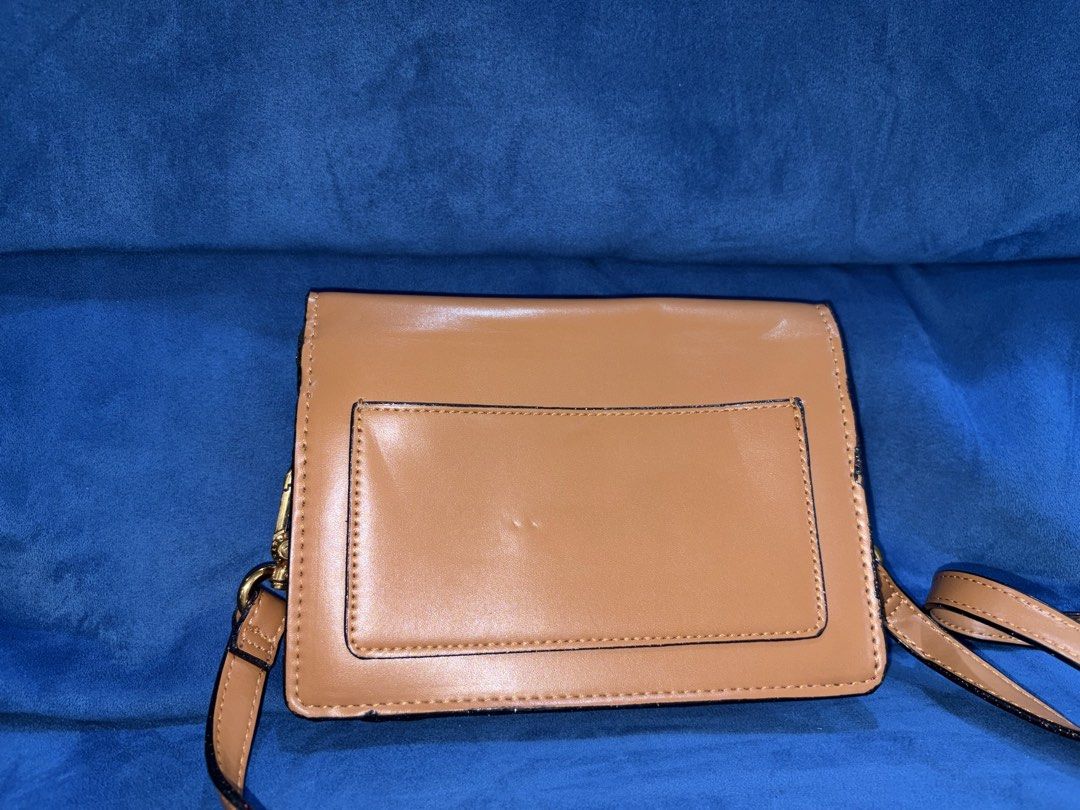 Charles & keith Envelope crossbody bag (Category: Cross-body Bags) located in Naga. Submitted by grand_trehh (Listing ID 1464176286, Image 2). Description: no issue.