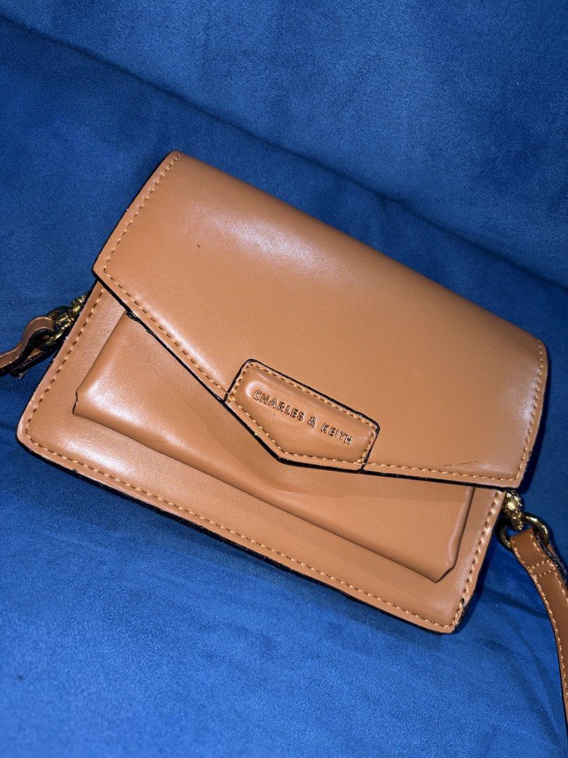 Charles & keith Envelope crossbody bag (Category: Cross-body Bags) located in Naga. Submitted by grand_trehh (Listing ID 1464176286, Image 1). Description: no issue.