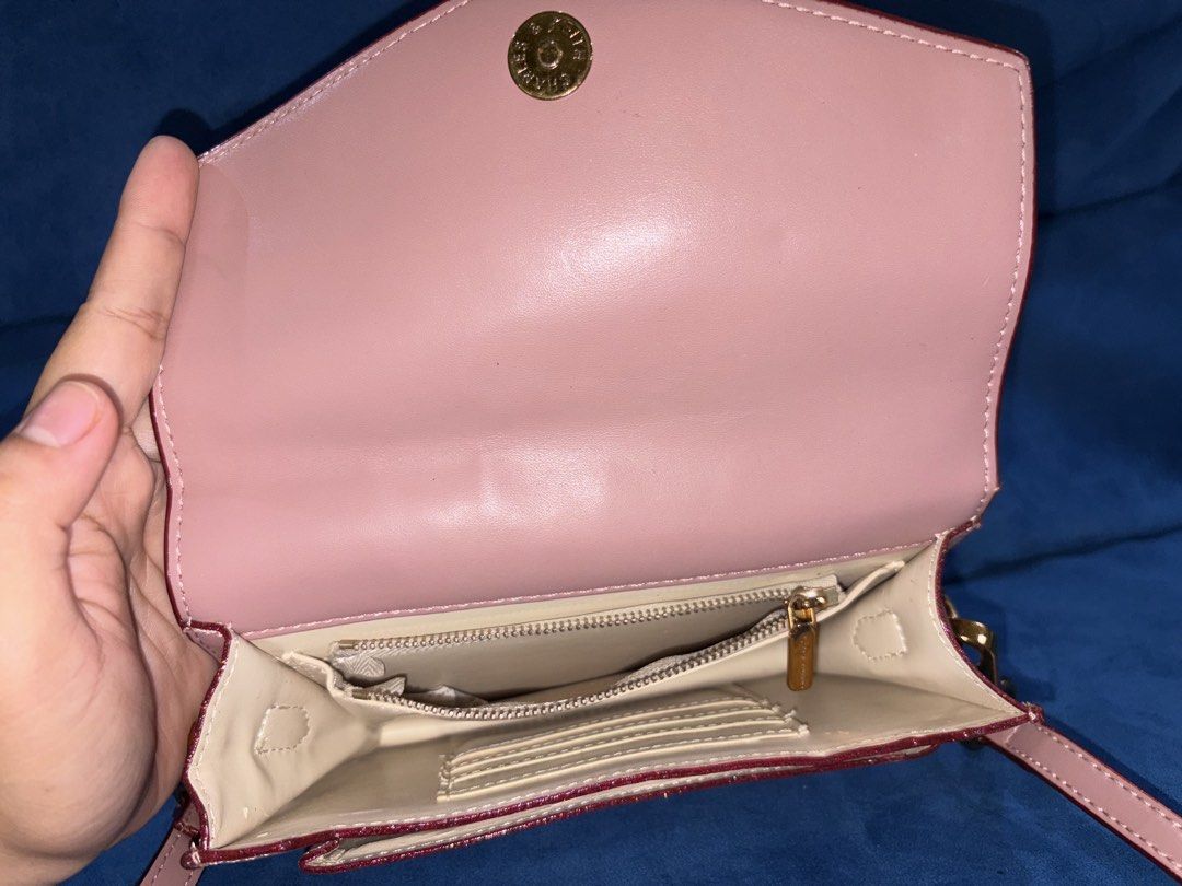 Charles & keith Envelope crossbody bag (Category: Cross-body Bags) located in Naga. Submitted by grand_trehh (Listing ID 1464176595, Image 3). Description: issue last pic nasa ilalim lang and di makikita pag ginamit.