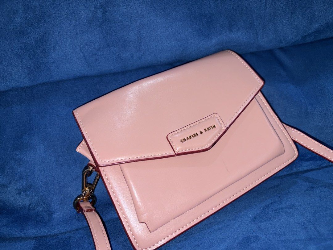 Charles & keith Envelope crossbody bag (Category: Cross-body Bags) located in Naga. Submitted by grand_trehh (Listing ID 1464176595, Image 1). Description: issue last pic nasa ilalim lang and di makikita pag ginamit.
