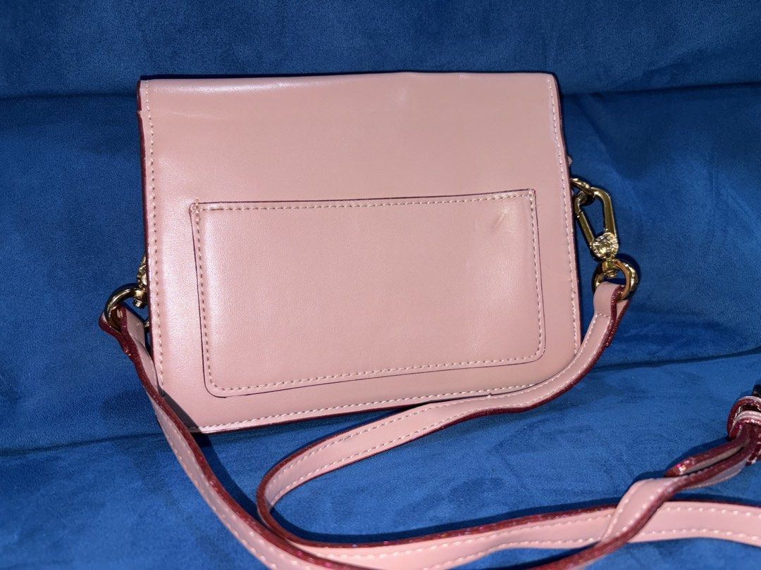 Charles & keith Envelope crossbody bag (Category: Cross-body Bags) located in Naga. Submitted by grand_trehh (Listing ID 1464176595, Image 2). Description: issue last pic nasa ilalim lang and di makikita pag ginamit.