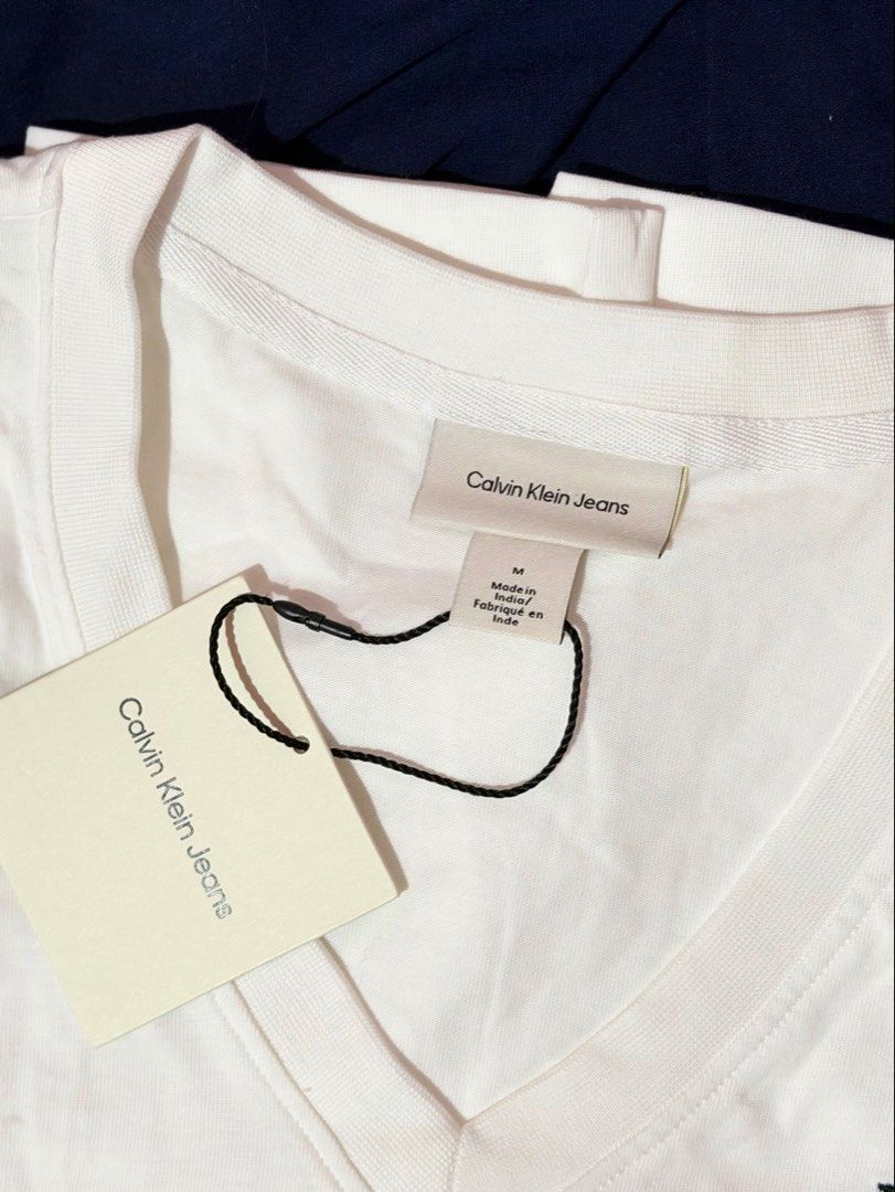 🇵🇭CK V-Neck Tshirt White Medium (Category: Blouses) located in Taguig. Submitted by drpauthenticfinds (Listing ID 1464195912, Image 3). Description: Onhand PH ready to ship Original and Brand New CK Vneck White Tshirt Size Medium Dimes Width 20 inches Length 20 inches Made in India.
