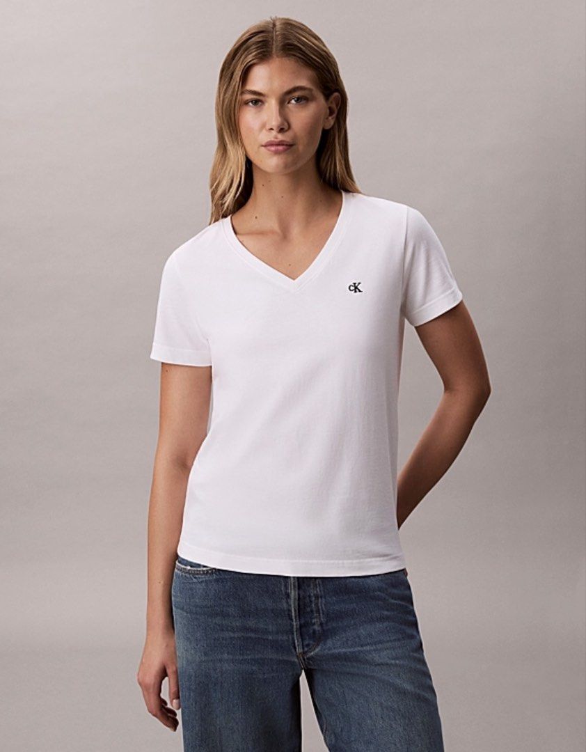🇵🇭CK V-Neck Tshirt White Medium (Category: Blouses) located in Taguig. Submitted by drpauthenticfinds (Listing ID 1464195912, Image 2). Description: Onhand PH ready to ship Original and Brand New CK Vneck White Tshirt Size Medium Dimes Width 20 inches Length 20 inches Made in India.