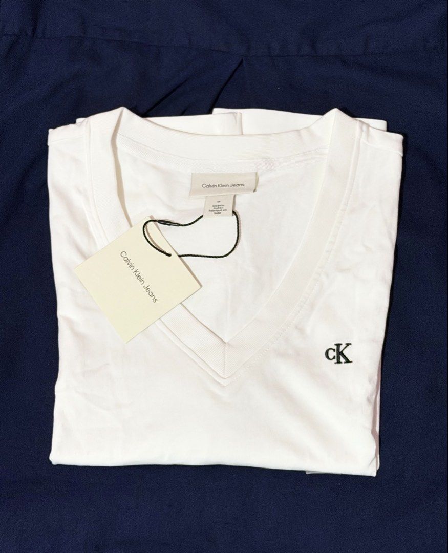 🇵🇭CK V-Neck Tshirt White Medium (Category: Blouses) located in Taguig. Submitted by drpauthenticfinds (Listing ID 1464195912, Image 1). Description: Onhand PH ready to ship Original and Brand New CK Vneck White Tshirt Size Medium Dimes Width 20 inches Length 20 inches Made in India.