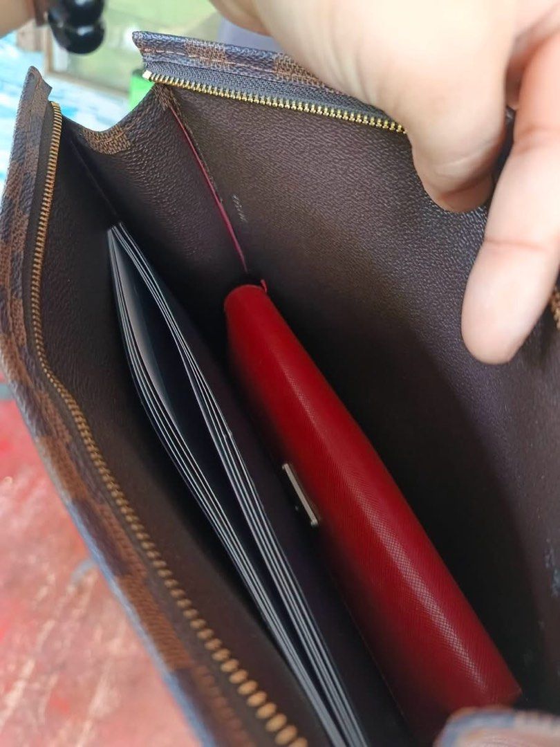 Clutch bag (Category: Luxury Bags & Wallets) located in Ozamiz City. Submitted by kapesteba112457 (Listing ID 1464186745, Image 2). Description: clutch kaaya notebook.. for only 1500.. malinis coded.matibay pure balat. selected preloved bag from japan/korea ..pasok pang regalo❤.