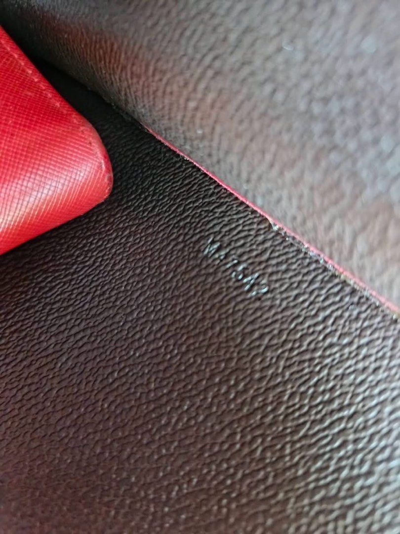Clutch bag (Category: Luxury Bags & Wallets) located in Ozamiz City. Submitted by kapesteba112457 (Listing ID 1464186745, Image 3). Description: clutch kaaya notebook.. for only 1500.. malinis coded.matibay pure balat. selected preloved bag from japan/korea ..pasok pang regalo❤.