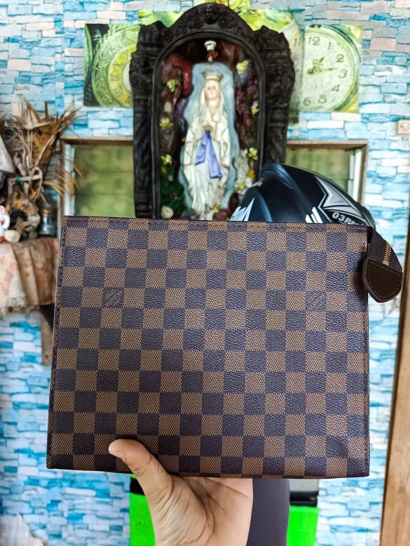 Clutch bag (Category: Luxury Bags & Wallets) located in Ozamiz City. Submitted by kapesteba112457 (Listing ID 1464186745, Image 1). Description: clutch kaaya notebook.. for only 1500.. malinis coded.matibay pure balat. selected preloved bag from japan/korea ..pasok pang regalo❤.