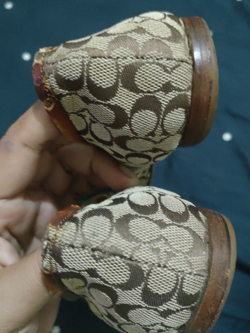 Coach (Category: Sneakers & Footwear) located in Sindangan. Submitted by branden_line (Listing ID 1464304577, Image 3). Description: coach brown flat shoes monogram canvas please see pic for the minor defect size 7.5B what u see is what you get bawal sa maselan made in Italy.