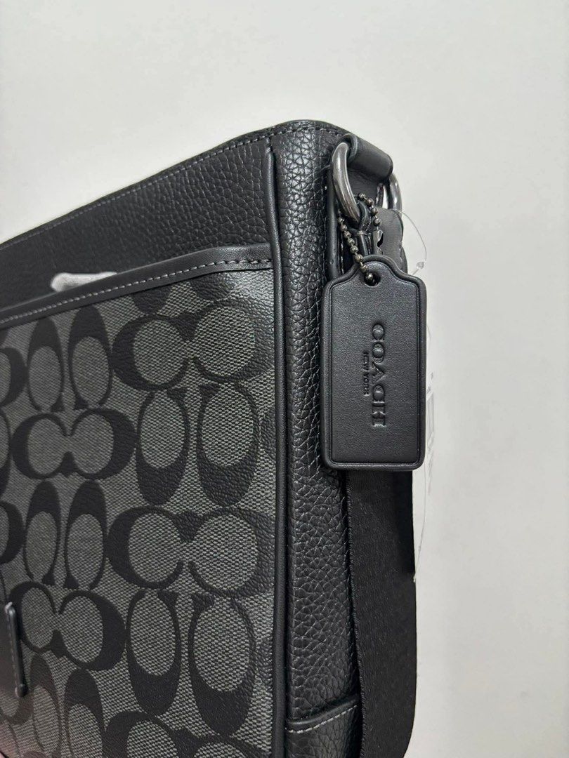 COACH DISTRICT CROSSBODY (Category: Sling Bags) located in Manila. Submitted by seresaa_authentics (Listing ID 1464143251, Image 2). Description: 💯 authentic/Original Location: Nova QC ONHAND Ready to ship/lalamove Fb: Seresa’s authentic bags and wallets .