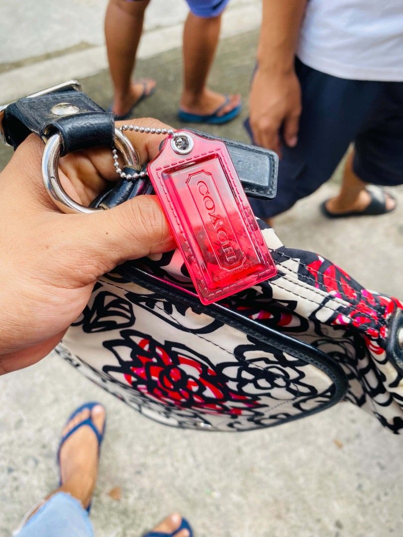 Coach Floral Print Shoulder Bag (Category: Shoulder Bags) located in Caloocan City. Submitted by joshuadyogi0122 (Listing ID 1464082897, Image 2). Description: - Cream-colored Coach bag - Features a black and red floral print - Black, adjustable strap - Secure snap closure on the front flap - Ideal for everyday use.
