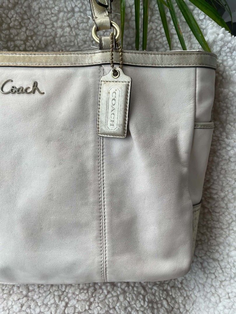 Coach Gallery Leather Tote (Category: Tote Bags) located in Bulacan. Submitted by bagzandboujee_ (Listing ID 1464258434, Image 3). Description: ♥︎ ᴀʟʟ ꜱᴀʟᴇꜱ ᴀʀᴇ ꜰɪɴᴀʟ ᴋɪɴᴅʟʏ ʀᴇᴠɪᴇᴡ ᴀʟʟ ᴘʜᴏᴛᴏꜱ & ᴅᴇꜱᴄʀɪᴘᴛɪᴏɴ ʙᴇꜰᴏʀᴇ ᴘᴜʀᴄʜᴀꜱɪɴɢ. ᴄʜᴀʀᴍꜱ | ᴀᴄᴄᴇꜱꜱᴏʀʏ | ᴇxᴛᴇɴᴅᴇʀ ɴᴏᴛ ɪɴᴄʟᴜᴅᴇᴅ ꜰᴏʀ ᴅɪꜱᴘʟᴀʏ ᴘʜᴏᴛᴏ ᴘᴜʀᴘᴏꜱᴇꜱ ᴏɴʟʏ.