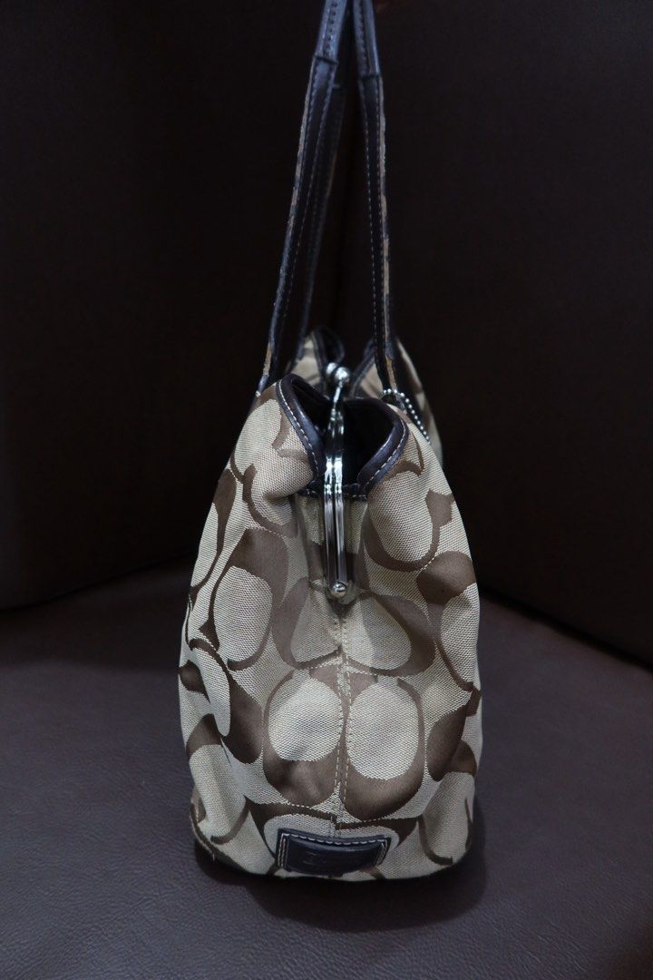 Coach Kisslock Brown Monogram (Category: Tote Bags) located in Manila. Submitted by dragonflyvintage_ (Listing ID 1464189715, Image 3). Description: 𝐂𝐂𝐇 𝐌𝐎𝐍𝐎𝐆𝐑𝐀𝐌 𝐊𝐈𝐒𝐒𝐋𝐎𝐂𝐊 𝐁𝐑𝐎𝐖𝐍 Brown Signature Canvas + Leather 👜 TO CLAIM: Comment MINE or RESERVE. * MINE — ₱3,299 *full payment in 24hrs * RESERVE — ₱3,399 *₱500 deposit + balance within 3 days ☑️ CONDITION B — Good Vintage Condition * few stains, small handle cracks * minima