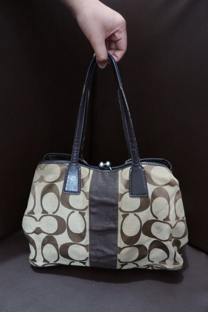 Coach Kisslock Brown Monogram (Category: Tote Bags) located in Manila. Submitted by dragonflyvintage_ (Listing ID 1464189715, Image 2). Description: 𝐂𝐂𝐇 𝐌𝐎𝐍𝐎𝐆𝐑𝐀𝐌 𝐊𝐈𝐒𝐒𝐋𝐎𝐂𝐊 𝐁𝐑𝐎𝐖𝐍 Brown Signature Canvas + Leather 👜 TO CLAIM: Comment MINE or RESERVE. * MINE — ₱3,299 *full payment in 24hrs * RESERVE — ₱3,399 *₱500 deposit + balance within 3 days ☑️ CONDITION B — Good Vintage Condition * few stains, small handle cracks * minima