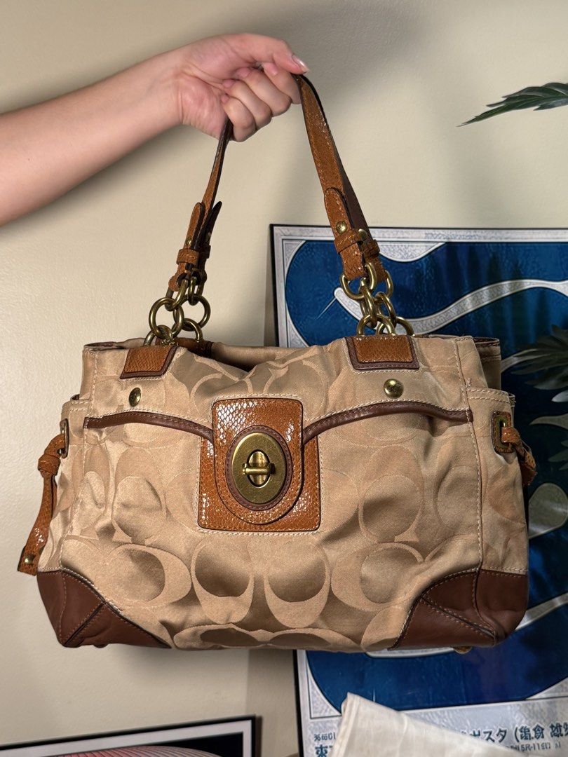 Coach Peyton Signature Shoulder Bag (Category: Luxury Bags & Wallets) located in Caloocan City. Submitted by randombyuno (Listing ID 1464269808, Image 1). Description: Auth Can send more pics pm me .