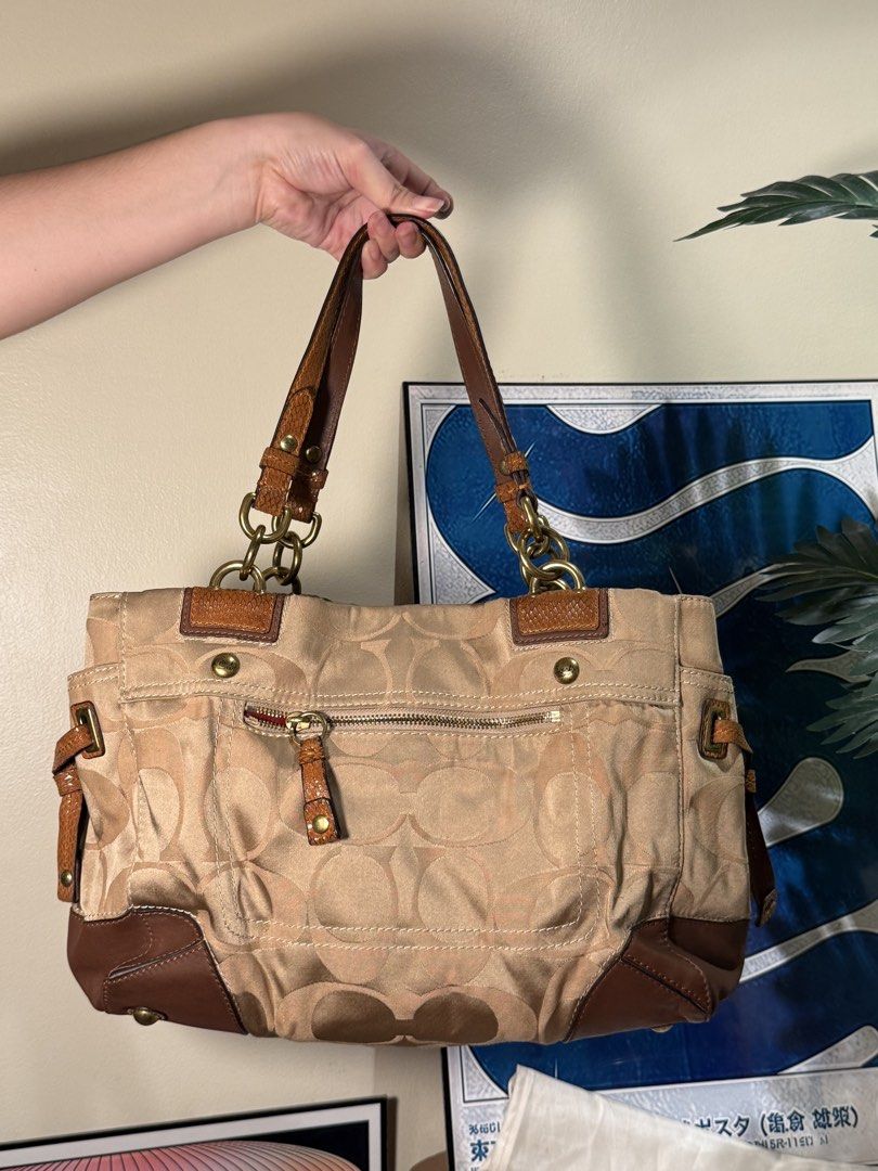 Coach Peyton Signature Shoulder Bag (Category: Luxury Bags & Wallets) located in Caloocan City. Submitted by randombyuno (Listing ID 1464269808, Image 2). Description: Auth Can send more pics pm me .