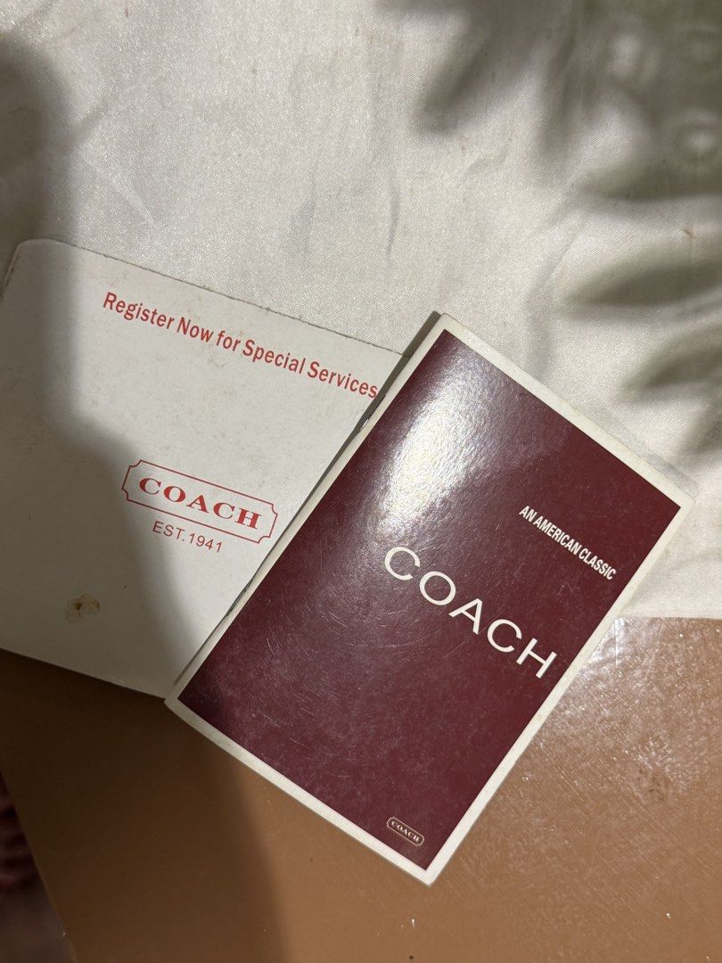 Coach Peyton Signature Shoulder Bag (Category: Luxury Bags & Wallets) located in Caloocan City. Submitted by randombyuno (Listing ID 1464269808, Image 3). Description: Auth Can send more pics pm me .