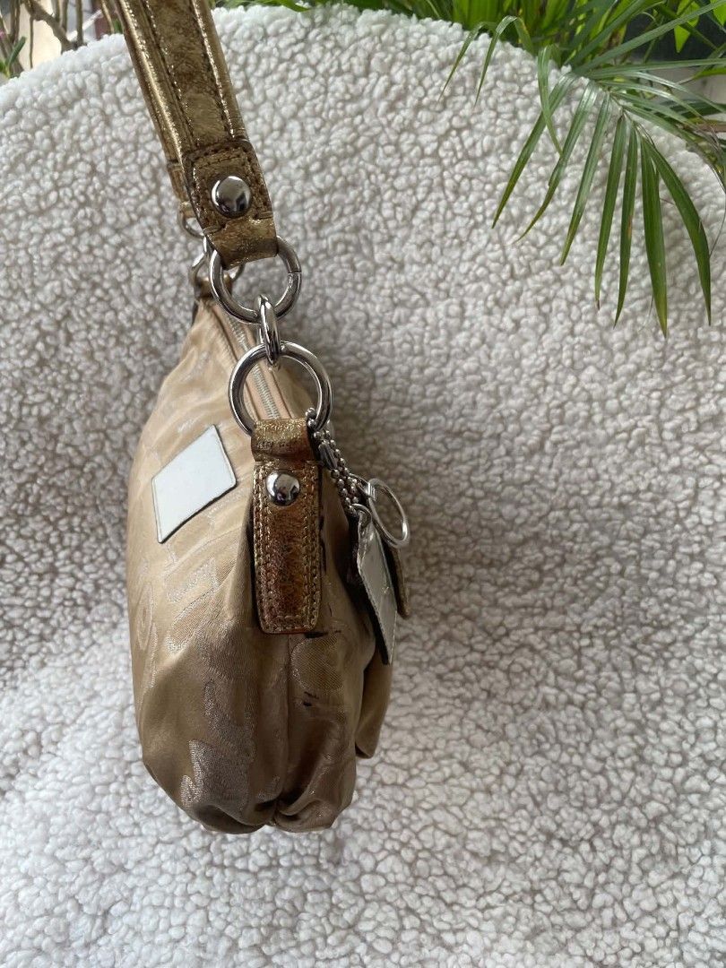Coach Poppy StoryPatch Groovy Hobo (Category: Purses & Pouches) located in Bulacan. Submitted by bagzandboujee_ (Listing ID 1464199893, Image 3). Description: Coach Poppy StoryPatch Groovy Hobo C1073 - 15302 ʀᴀɴᴋ ʙ ♥︎ ᴀʟʟ ꜱᴀʟᴇꜱ ᴀʀᴇ ꜰɪɴᴀʟ ᴋɪɴᴅʟʏ ʀᴇᴠɪᴇᴡ ᴀʟʟ ᴘʜᴏᴛᴏꜱ & ᴅᴇꜱᴄʀɪᴘᴛɪᴏɴ ʙᴇꜰᴏʀᴇ ᴘᴜʀᴄʜᴀꜱɪɴɢ. ᴄʜᴀʀᴍꜱ | ᴀᴄᴄᴇꜱꜱᴏʀʏ | ᴇxᴛᴇɴᴅᴇʀ ɴᴏᴛ ɪɴᴄʟᴜᴅᴇᴅ ꜰᴏʀ ᴅɪꜱᴘʟᴀʏ ᴘʜᴏᴛᴏ ᴘᴜʀᴘᴏꜱᴇꜱ ᴏɴʟʏ.
