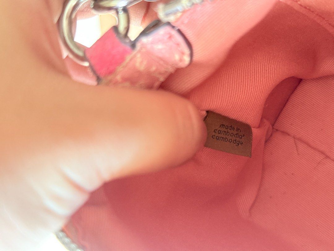 Coach Teri Shoulder Bag (Category: Shoulder Bags) located in Manila. Submitted by jamesyoungdope (Listing ID 1464221113, Image 2). Description: ✨Features: Trendy 90s shoulder bag / baguette style in khaki signature canvas with cute light pink leather trim and matching hangtag..