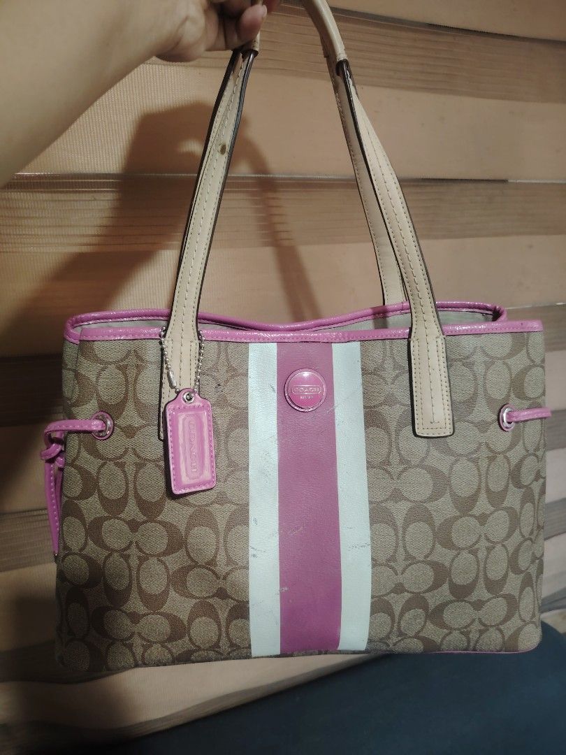 Coach tote (Category: Shoulder Bags) located in Bulacan. Submitted by jhefkheelo02163 (Listing ID 1464162229, Image 1). Description: Coach tote Med. Size Supernice in actual May sign of usage lng sa white stripe Super bango .