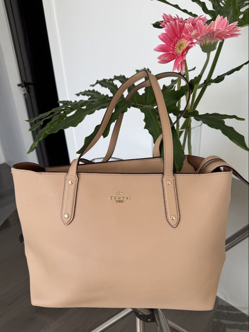 Coach Tote Bag - Tan Leather (Category: Luxury Bags & Wallets) located in Taguig. Submitted by kittychum (Listing ID 1463659315, Image 1). Description: Preloved Condition: 8/10 With very minor signs and unnoticeable .