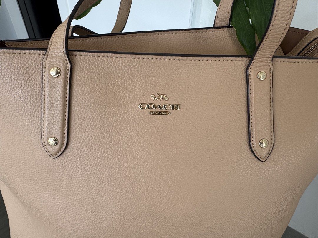 Coach Tote Bag - Tan Leather (Category: Luxury Bags & Wallets) located in Taguig. Submitted by kittychum (Listing ID 1463659315, Image 3). Description: Preloved Condition: 8/10 With very minor signs and unnoticeable .
