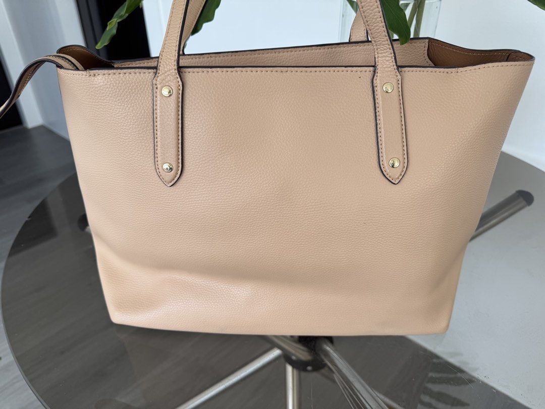 Coach Tote Bag - Tan Leather (Category: Luxury Bags & Wallets) located in Taguig. Submitted by kittychum (Listing ID 1463659315, Image 2). Description: Preloved Condition: 8/10 With very minor signs and unnoticeable .