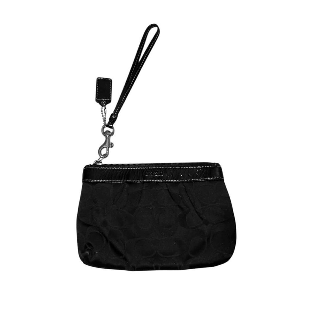 Coach Authentic Wristlet Wallet (Category: Wallets & Card holders) located in Makati City. Submitted by november122005 (Listing ID 1464243573, Image 1). Description: fixed + SF dm for more photos location: bangkal, makati payment: gcash/bank transfer mod: j&t (buyer will shoulder SF).
