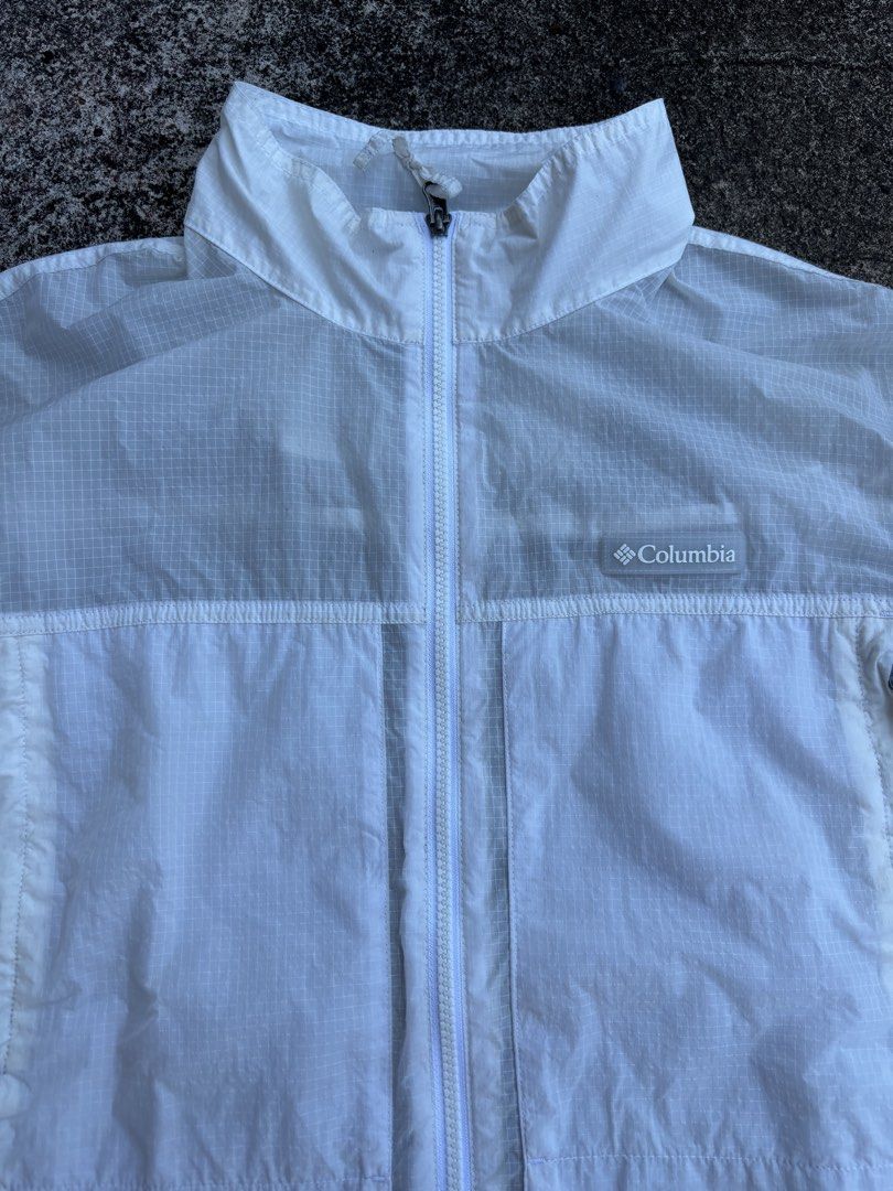 Columbia Windbraker (Category: Hoodies) located in Salay. Submitted by chazzxxx (Listing ID 1464183698, Image 2). Description: Columbia windbreaker Size: L28 W23 Like new Issue small stain need wash Color rate 8/10.