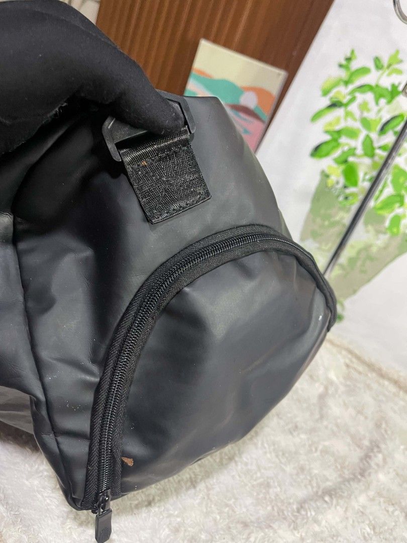 Come knoco travel bag (Category: Briefcases) located in Naawan. Submitted by twilly.apparel2 (Listing ID 1464251481, Image 3). Description: issue may scratches soft leather .