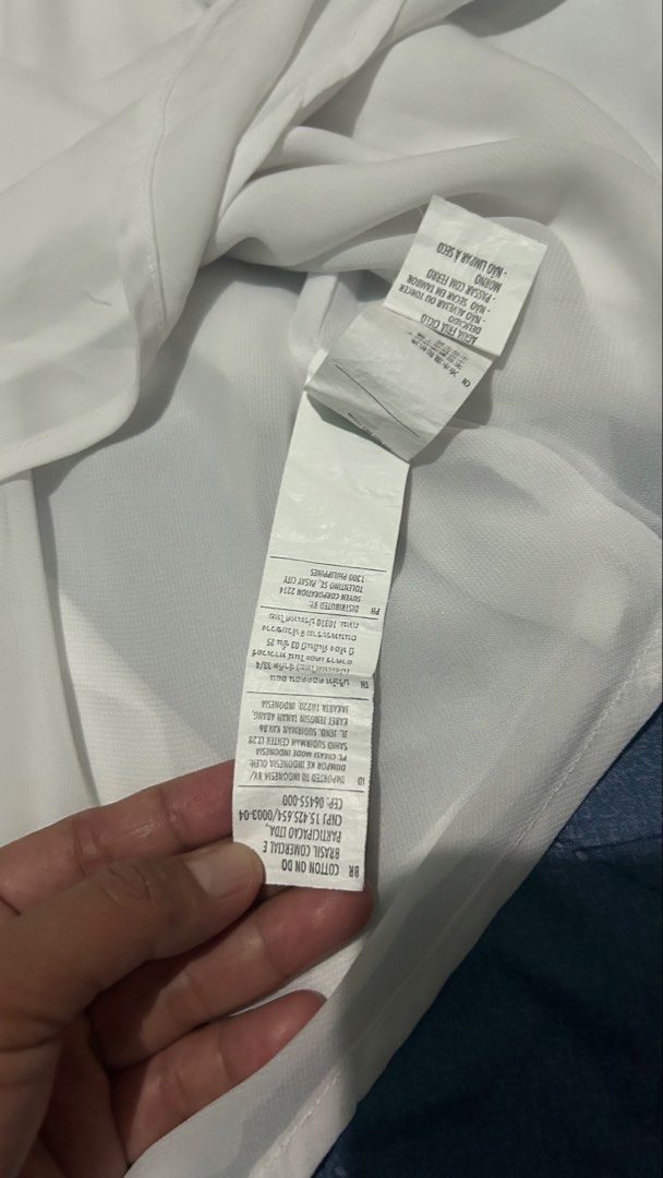 Cotton On XXS/PPP White Top (Category: Sleeveless) located in Lal-Lo. Submitted by pureearth_8c747c (Listing ID 1464250974, Image 2). Description: - White top from Cotton On - Size XXS/PPP - Simple and clean design - Perfect for layering or wearing on its own - Comfortable fabric - Ready for a new home.