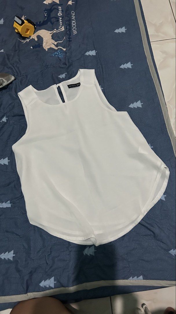 Cotton On XXS/PPP White Top (Category: Sleeveless) located in Lal-Lo. Submitted by pureearth_8c747c (Listing ID 1464250974, Image 1). Description: - White top from Cotton On - Size XXS/PPP - Simple and clean design - Perfect for layering or wearing on its own - Comfortable fabric - Ready for a new home.