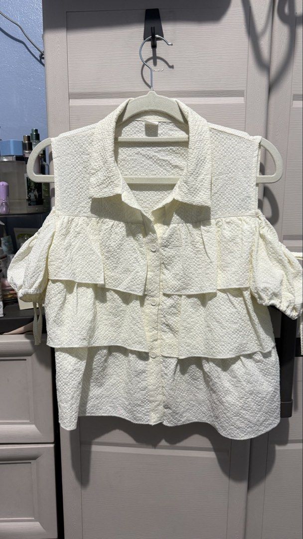 Cream Bakuna Top (Category: Blouses) located in Quezon City. Submitted by dinesaur (Listing ID 1464250850, Image 1). Description: .